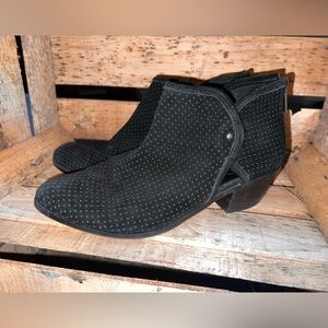 Adam Tucker By Me Too Womens 10 M Abbie Perf Ankle Bootie Black Suede Leather